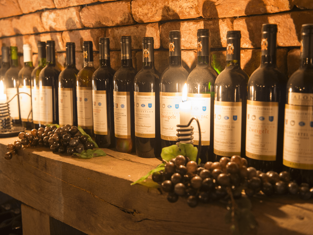 Weinflaschen der Vinothek im Haus Büstegg