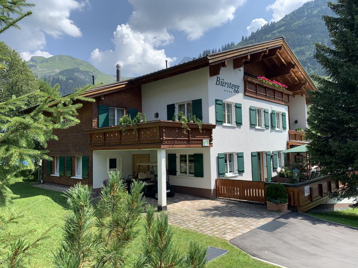 Aussenansicht des Haus Bürstegg im Sommer in Lech am Arlberg