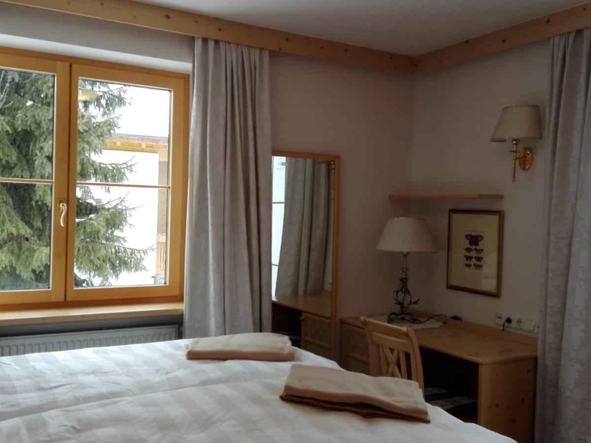 Schlafzimmer in der Ferienwohnung Omeshorn im Haus Bürstegg in Lech