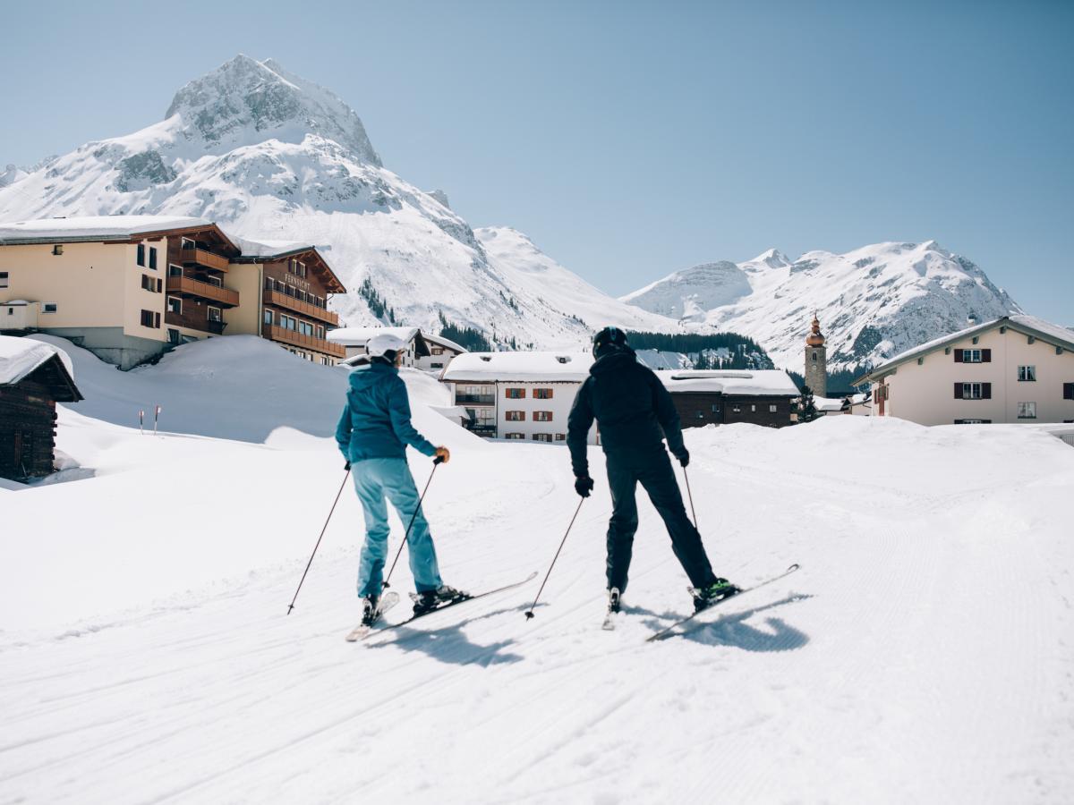 Paar beim Skifahren in Lech am Arlberg