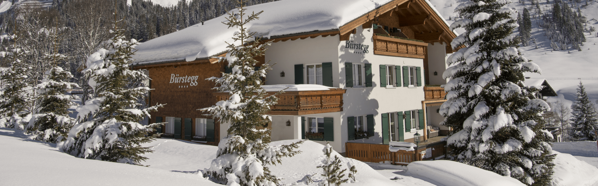 Aussenansicht im Winterzauber der Frühstückspension Bürstegg in Lech am Arlberg