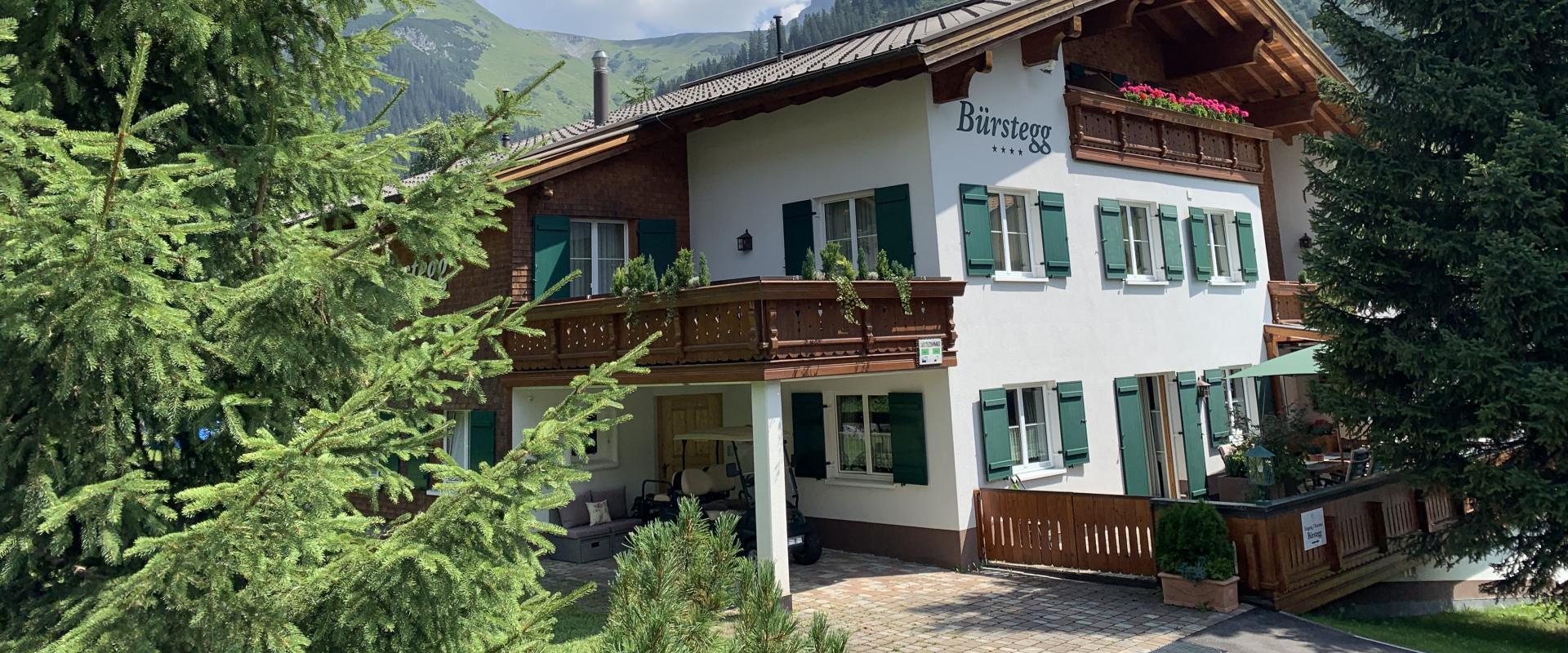 Aussenansicht des Haus Bürstegg im Sommer in Lech am Arlberg